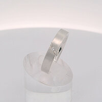 Ring mit diagonalem Einschnitt und Steinbesatz 